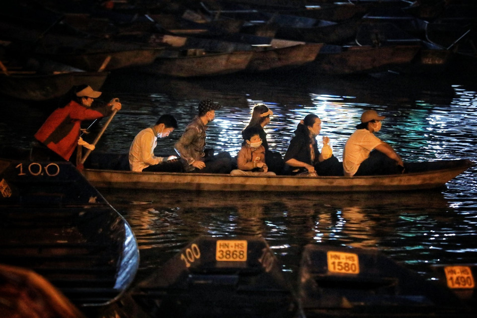 Từ rất sớm, một số thuyền bắt đầu rời bến Đục, đưa du khách xuôi dòng suối Yến đi lễ chùa Hương (Ảnh chụp lúc 5 giờ 30). (Ảnh: Thành Đạt/TTXVN)