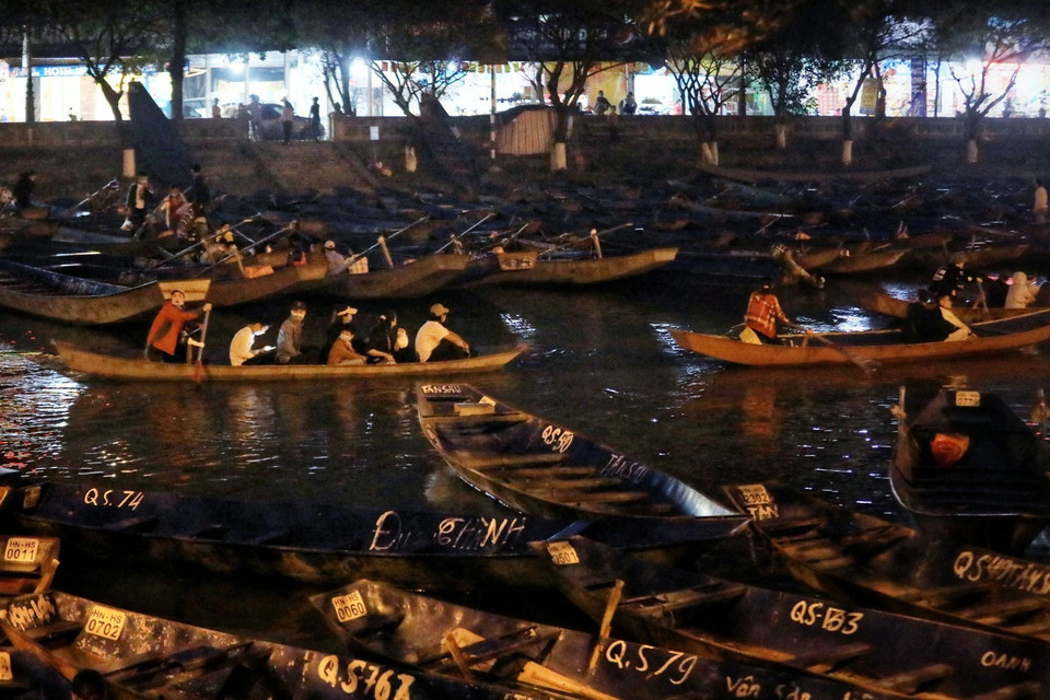 Từ rất sớm, một số thuyền bắt đầu rời bến Đục, đưa du khách xuôi dòng suối Yến đi lễ chùa Hương (Ảnh chụp lúc 5 giờ 30). (Ảnh: Thành Đạt/TTXVN)