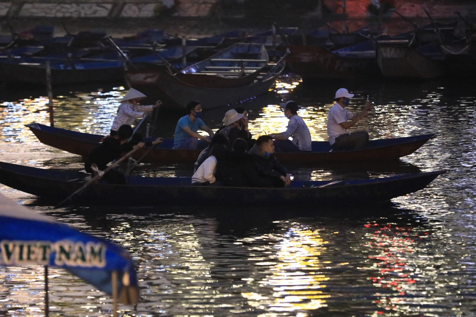 Từ rất sớm, một số thuyền bắt đầu rời bến Đục, đưa du khách xuôi dòng suối Yến đi lễ chùa Hương (Ảnh chụp lúc 5 giờ 30). (Ảnh: Thành Đạt/TTXVN)