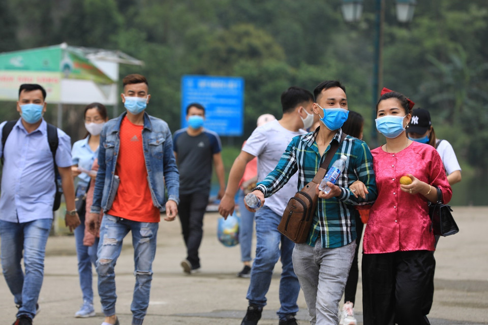 Các bạn trẻ đi lễ chùa, tham quan, vãn cảnh chùa Hương đều phải thực hiện nghiêm thông điệp 5K của Bộ Y tế, trong đó có việc đeo khẩu trang phòng chống dịch. (Ảnh: Thành Đạt/TTXVN)