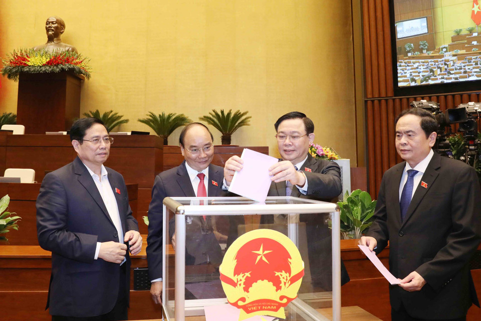 Chủ tịch Quốc hội Vương Đình Huệ và các đồng chí lãnh đạo Đảng, Nhà nước bỏ phiếu miễn nhiệm Phó Chủ tịch nước, một số ủy viên Ủy ban Thường vụ Quốc hội, Chủ nhiệm một số Ủy ban của Quốc hội, Tổng Thư ký Quốc hội, Tổng Kiểm toán nhà nước. (Ảnh: Phương Hoa/TTXVN)