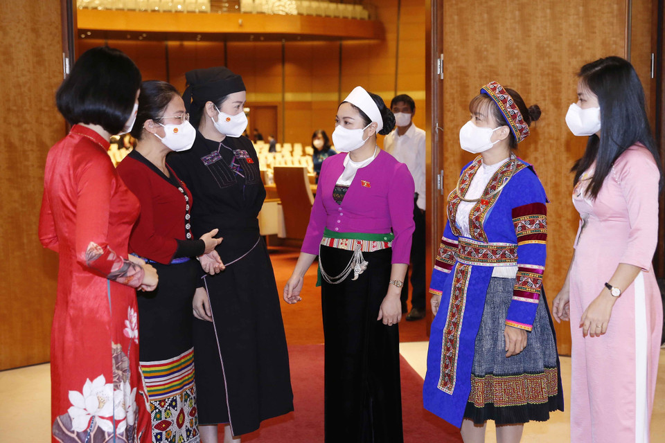 Đại biểu Quốc hội trao đổi bên hành lang Quốc hội. (Ảnh: Doãn Tấn/TTXVN)