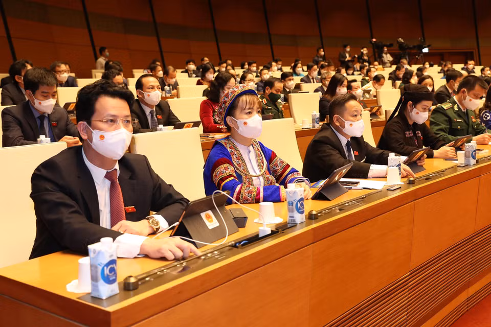 Đại biểu Quốc hội biểu quyết thông qua Nghị quyết về dự toán ngân sách nhà nước năm 2022. (Ảnh: Trọng Đức/TTXVN)
