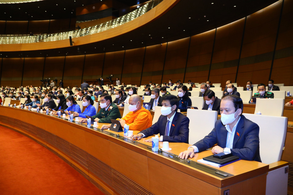 Đại biểu Quốc hội biểu quyết thông qua Nghị quyết về dự toán ngân sách nhà nước năm 2022. (Ảnh: Văn Điệp/TTXVN)