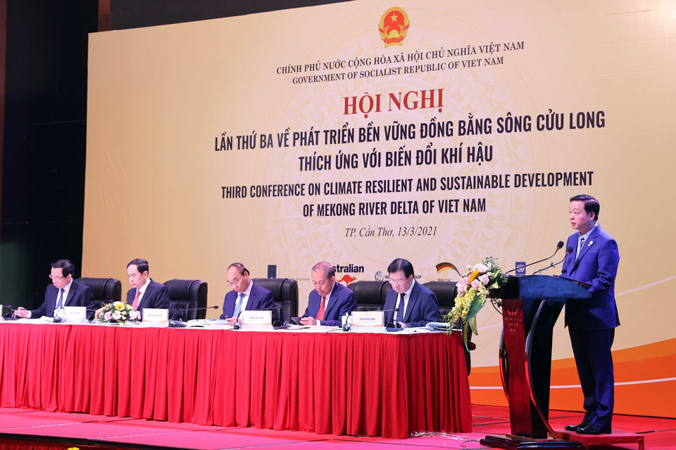 Bộ trưởng Bộ Tài nguyên và Môi trường Trần Hồng Hà trình bày Báo cáo đánh giá 3 năm thực hiện Nghị quyết số 120/NQ-CP ngày 17/11/2017 về phát triển bền vững Đồng bằng sông Cửu Long thích ứng với biến đổi khí hậu; đề xuất giải pháp thúc đẩy thực hiện Nghị quyết trong thời gian tới. (Ảnh: Thống Nhất/TTXVN)