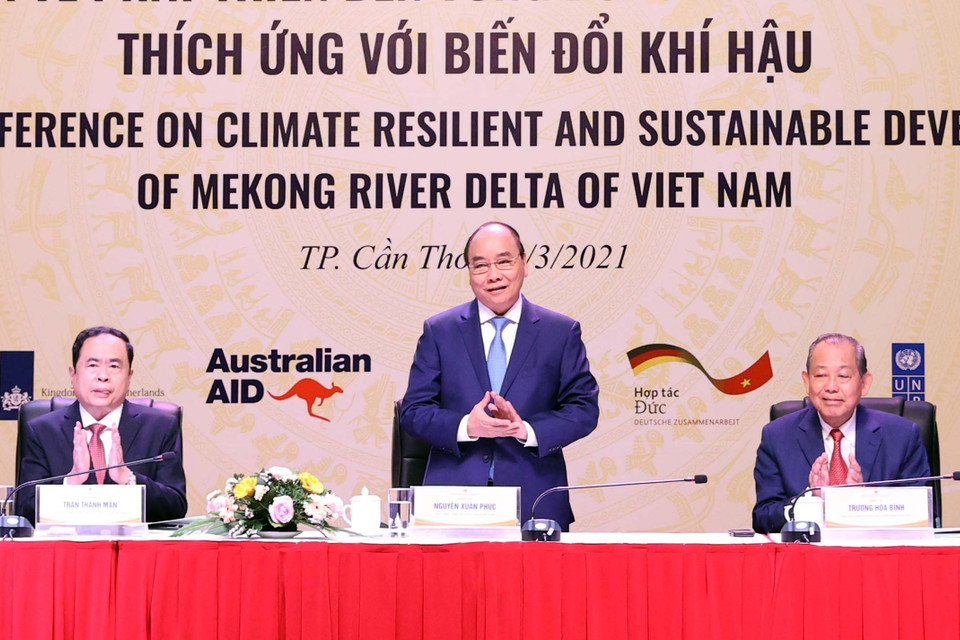 Thủ tướng Nguyễn Xuân Phúc, Chủ tịch Ủy ban Trung ương Mặt trận Tổ quốc Việt Nam Trần Thanh Mẫn và Phó Thủ tướng thường trực Chính phủ Trương Hòa Bình tham dự hội nghị. (Ảnh: Thống Nhất/TTXVN)