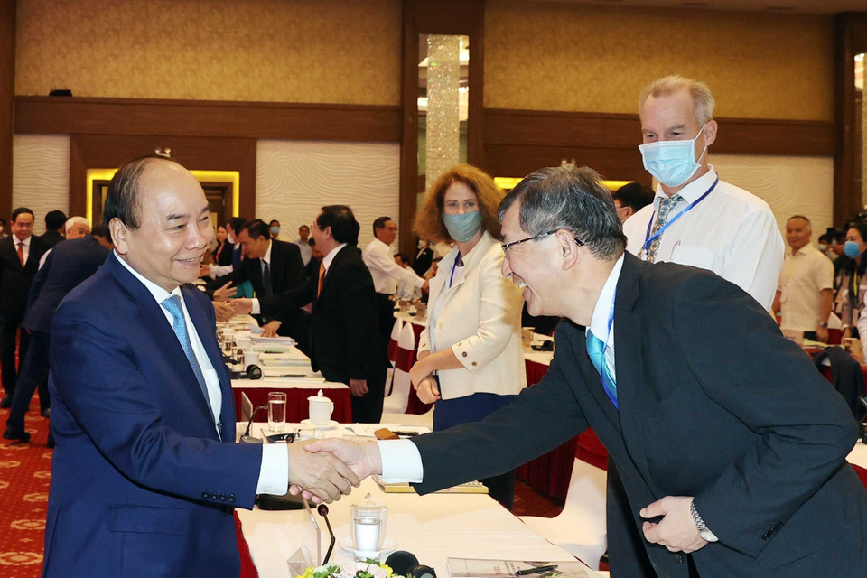 Thủ tướng Nguyễn Xuân Phúc gặp gỡ đại biểu quốc tế dự hội nghị. (Ảnh: Thống Nhất/TTXVN)