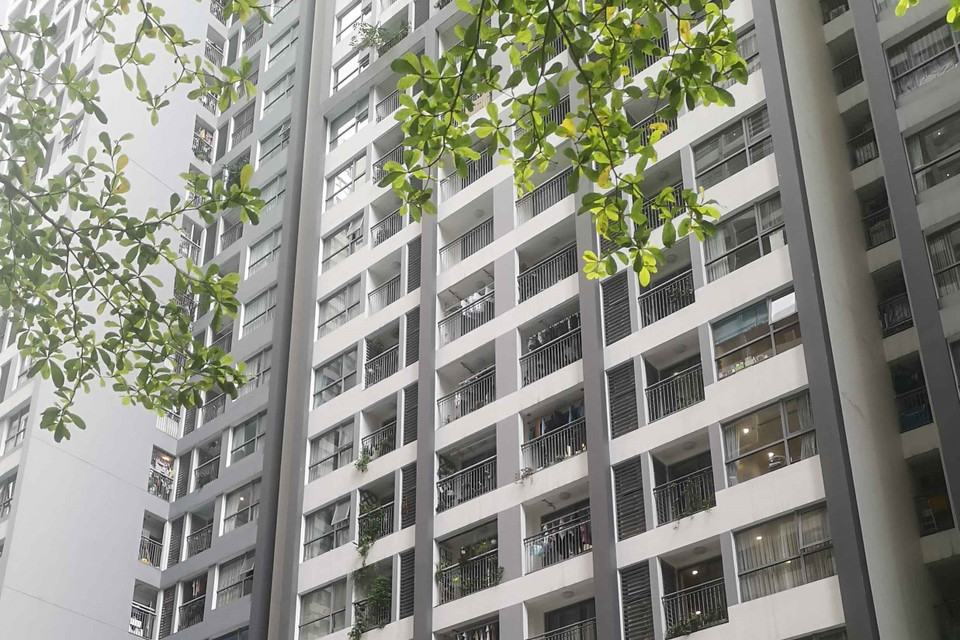 Tòa nhà nơi bệnh nhân sinh sống. (Ảnh: Thanh Tùng/TTXVN)