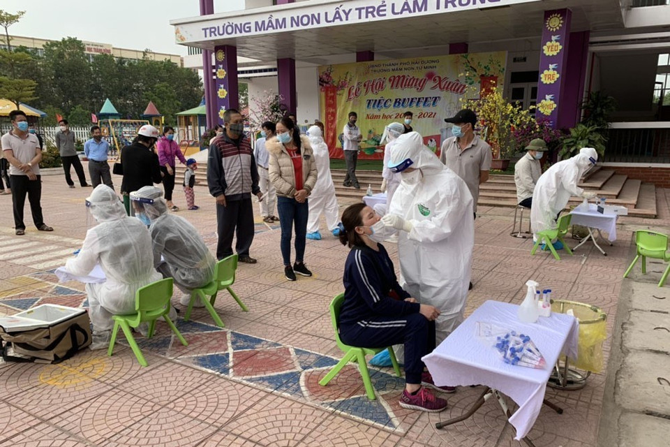 Thành phố Hải Dương dự kiến lấy khoảng 12.000 mẫu xét nghiệm SARS-CoV-2 trong ngày 24/2. (Ảnh: Mạnh Minh/TTXVN)