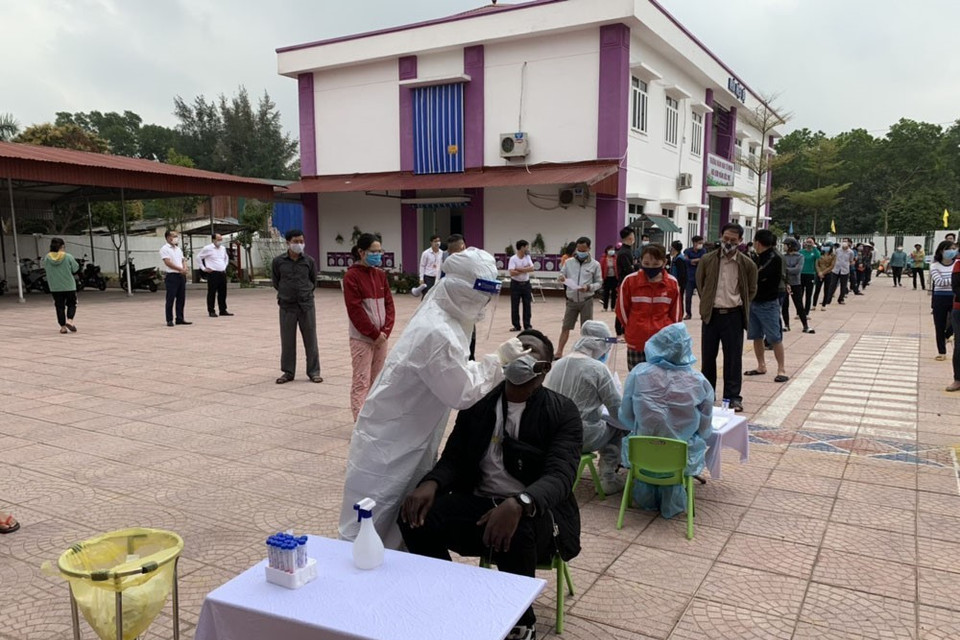 Trong số khoảng trên 800 người được lấy mẫu xét nghiệm tại phường Tứ Minh, thành phố Hải Dương ngày 24/2, có nhiều trường hợp là người nước ngoài đang cư trú trên địa bàn. (Ảnh: Mạnh Minh/TTXVN)