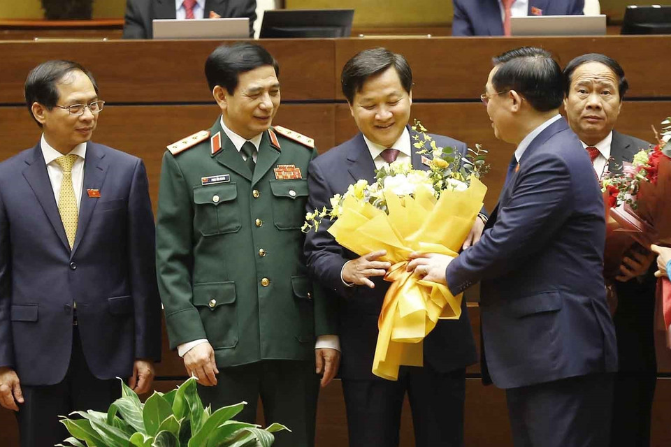 Chủ tịch Quốc hội Vương Đình Huệ tặng hoa chúc mừng Phó Thủ tướng Chính phủ Lê Minh Khái. (Ảnh: Doãn Tấn/TTXVN)