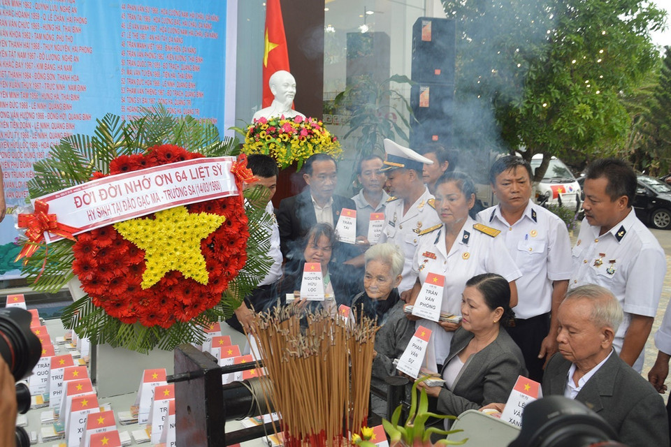 Ban liên lạc truyền thống bộ đội Trường Sa giai đoạn 1984-1988 tổ chức lễ tưởng niệm 31 năm ngày 64 chiến sỹ hy sinh tại Gạc Ma (14/3/2019). (Ảnh: Đinh Văn Nhiều/TTXVN)