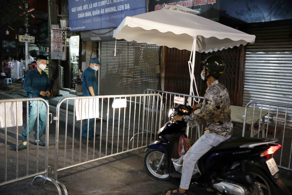 Lực lượng dân quân tự vệ tham gia trực đêm tại chốt Nguyễn Khuyến, khu cách ly phường Văn Miếu, quận Đống Đa. (Ảnh: Trần Việt/TTXVN)