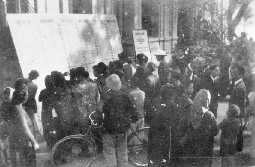 Thông qua các đoàn thể cứu quốc, Mặt trận Việt Minh đã tuyên truyền, vận động quần chúng tự nguyện và hăng hái tham gia các phong trào sản xuất, cứu đói, hũ gạo tiết kiệm, tuần lễ vàng, bình dân học vụ... nhằm phát huy tinh thần yêu nước của Nhân dân để vượt qua những khó khăn về kinh tế, tài chính. Trong ảnh: Cử tri Thủ đô xem danh sách, tiểu sử các đại biểu ra ứng cử tại Ngày Tổng tuyển cử đầu tiên của nước Việt Nam Dân chủ Cộng hòa (6/1/1946). (Nguồn: TTXVN