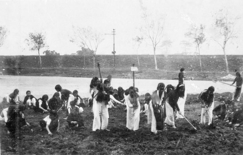 Thông qua các đoàn thể cứu quốc, Mặt trận Việt Minh đã tuyên truyền, vận động quần chúng tự nguyện và hăng hái tham gia các phong trào sản xuất, cứu đói, hũ gạo tiết kiệm, tuần lễ vàng, bình dân học vụ... nhằm phát huy tinh thần yêu nước của Nhân dân để vượt qua những khó khăn về kinh tế, tài chính. Trong ảnh: Phụ nữ thủ đô làm đất, trồng cây lương thực để chống đói (20/10/1945).(Nguồn: TTXVN 