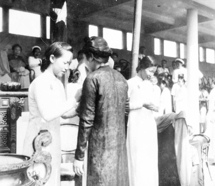 Thông qua các đoàn thể cứu quốc, Mặt trận Việt Minh đã tuyên truyền, vận động quần chúng tự nguyện và hăng hái tham gia các phong trào sản xuất, cứu đói, hũ gạo tiết kiệm, tuần lễ vàng, bình dân học vụ... nhằm phát huy tinh thần yêu nước của Nhân dân để vượt qua những khó khăn về kinh tế, tài chính. Trong ảnh: Phụ nữ Thủ đô Hà Nội quyên góp hưởng ứng "Tuần lễ vàng" từ ngày 16-24/9/1945. (Nguồn: TTXVN