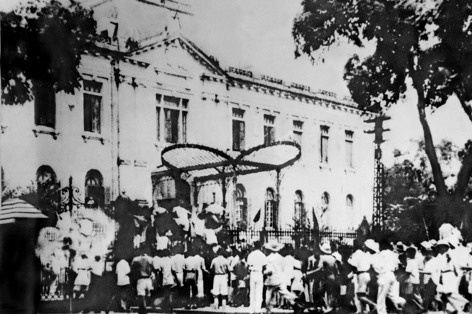 Quần chúng cách mạng và tự vệ chiếm Phủ Khâm sai (Bắc Bộ phủ), ngày 19/8/1945. Cách mạng tháng Tám thành công tại Hà Nội. (Ảnh: Tư liệu TTXVN)