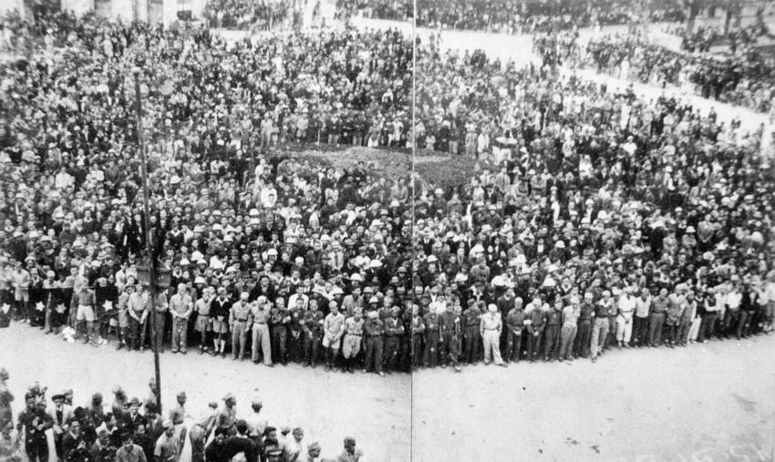 Nhân dân thủ đô họp míttinh tại Quảng trường Nhà hát lớn ủng hộ chính phủ Liên hiệp lâm thời do Chủ tịch Hồ Chí Minh đứng đầu (1/1/1946). (Nguồn: TTXVN