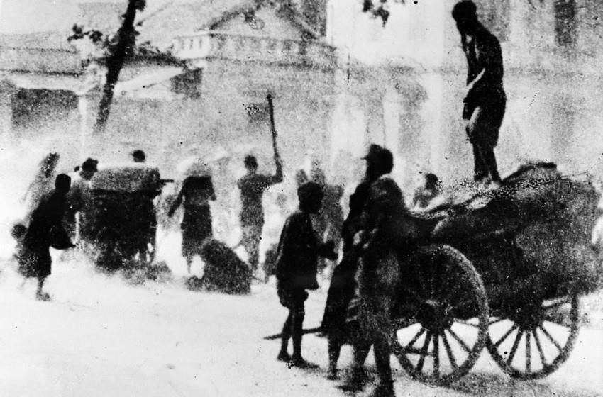 Ngày 09/3/1945, Nhật đảo chính Pháp, độc chiếm Đông Dương, Ban Thường vụ Trung ương Đảng ra chỉ thị Nhật-Pháp bắn nhau và hành động của chúng ta. Thực hiện Chỉ thị, một cao trào cách mạng đã xuất hiện ở nhiều nơi; khu giải phóng Việt Bắc gồm 6 tỉnh được thành lập kêu gọi đồng bào dũng cảm tiến lên dưới ngọn cờ của Việt Minh hãy đem sức ta mà tự giải phóng cho ta. Trong ảnh: Nhân dân ở nhiều địa phương nổi dậy đánh chiếm kho thóc Nhật để cứu đói. (Ảnh: TTXVN)