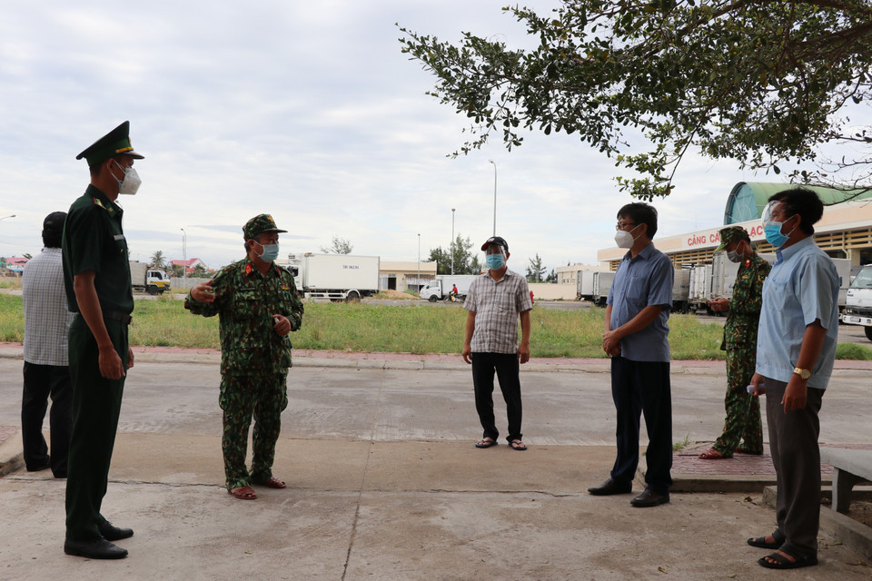 Đại tá Nguyễn Thanh Tùng (thứ 3 từ trái), Phó Chỉ huy trưởng Bộ Chỉ huy Quân sự tỉnh, Trưởng Tiểu ban truy vết COVID-19 tỉnh Phú Yên, kiểm tra công tác phòng chống dịch tại cảng cá Phú Lạc. (Ảnh: Phạm Cường/TTXVN)