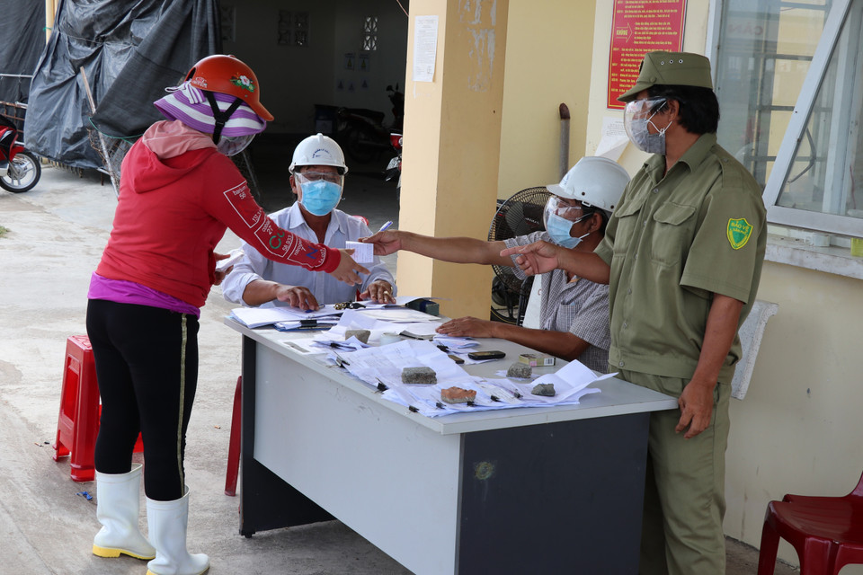 Lao động vào cảng phải xuất trình giấy xét nghiệm âm tính. (Ảnh: Phạm Cường/TTXVN)