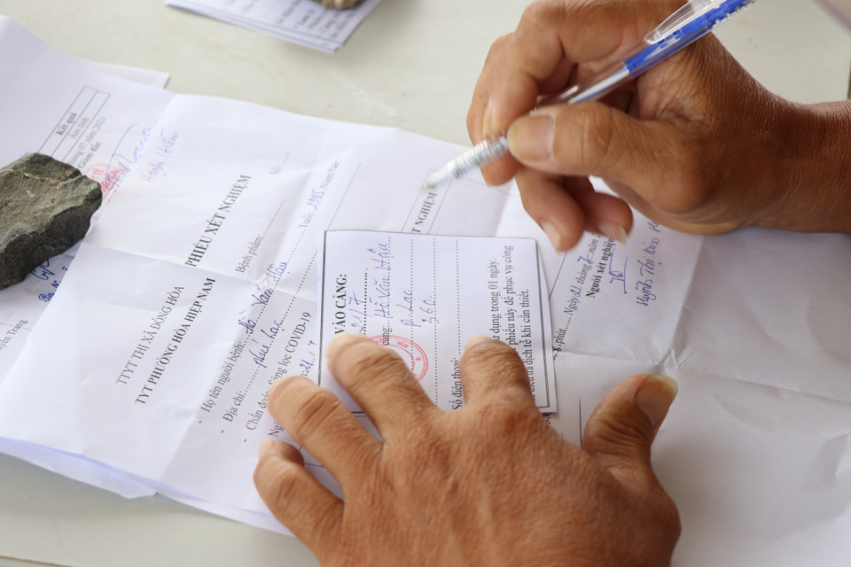 Lao động vào cảng cá Phú Lạc phải xuất trình giấy xét nghiệm âm tính. (Ảnh: Phạm Cường/TTXVN)