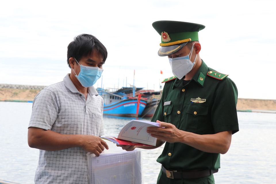 Thành viên Tổ phòng chống dịch Đồn biên phòng Hòa Hiệp Nam kiểm tra tàu cá PY94544TS do ông Đặng Văn Cường làm thuyền trưởng. (Ảnh: Phạm Cường/TTXVN)