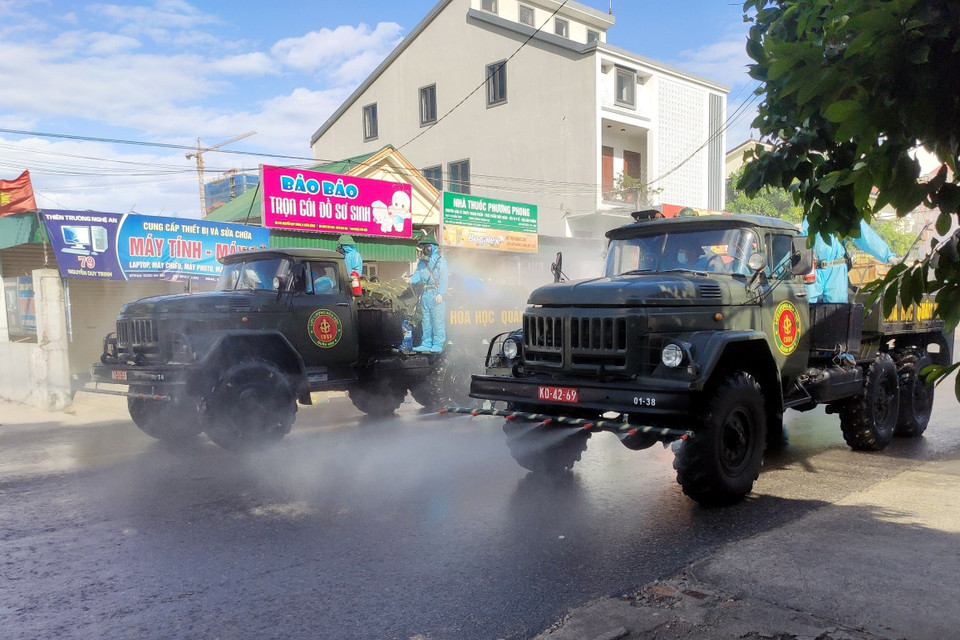 Xe chuyên dụng phun hóa chất khử khuẩn tại phường Hưng Dũng, thành phố Vinh, Nghệ An. (Ảnh: Tá Chuyên/TTXVN)