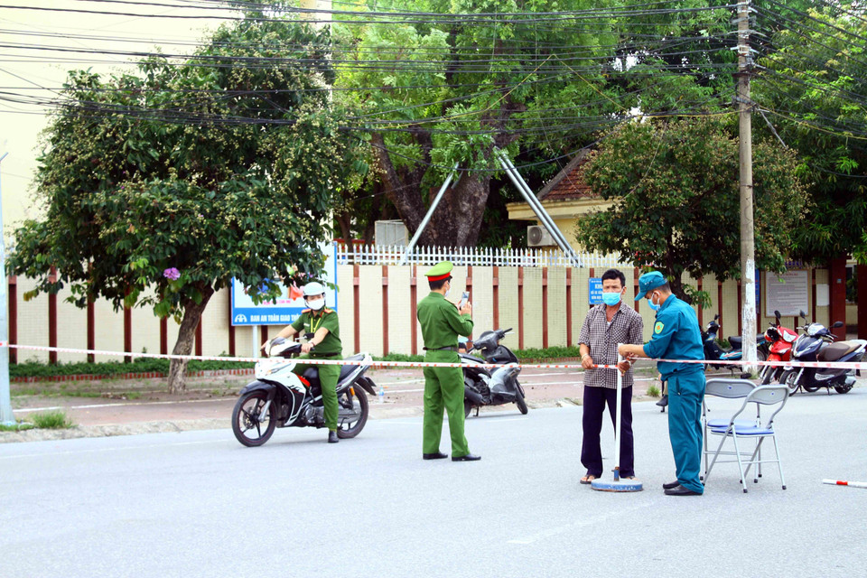 Lực lượng chức năng phong tỏa, chốt chặt tại một ngõ của phường Hưng Dũng sau khi thành phố Vinh phát hiện trường hợp thứ 2 dương tính với SARS-CoV-2. (Ảnh: Tá Chuyên/TTXVN)