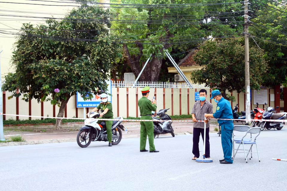 Lực lượng chức năng phong tỏa, chốt chặt tại một ngõ của phường Hưng Dũng sau khi thành phố Vinh phát hiện trường hợp thứ 2 dương tính với SARS-CoV-2. (Ảnh: Tá Chuyên/TTXVN)