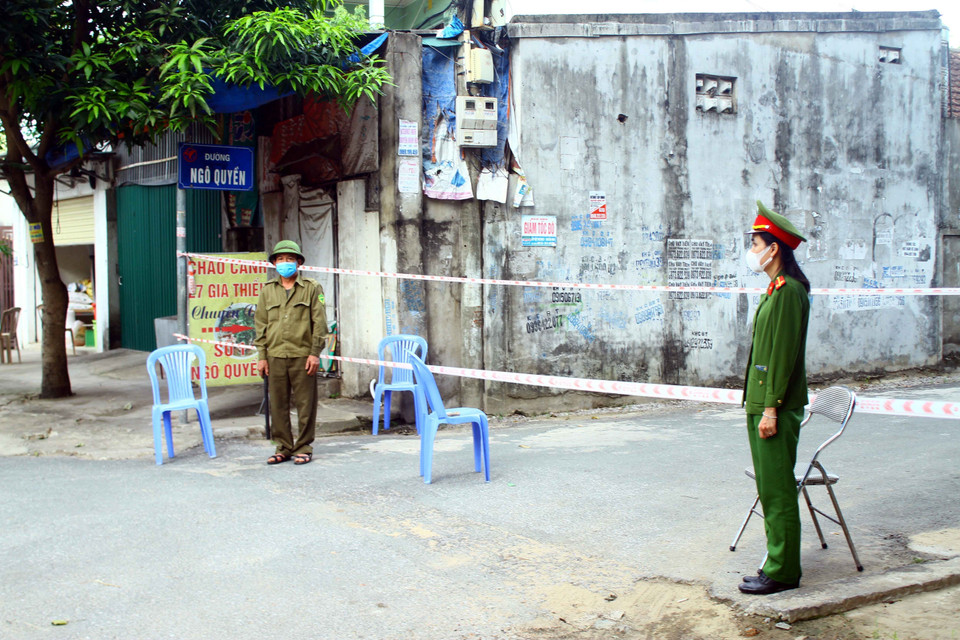 Lực lượng chức năng phong tỏa, chốt chặt tại một ngõ của phường Hưng Dũng sau khi thành phố Vinh phát hiện trường hợp thứ 2 dương tính với SARS-CoV-2. (Ảnh: Tá Chuyên/TTXVN)