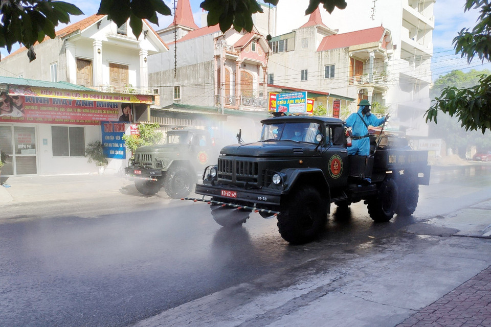 Xe chuyên dụng phun hóa chất khử khuẩn tại phường Hưng Dũng, thành phố Vinh, Nghệ An. (Ảnh: Tá Chuyên/TTXVN)
