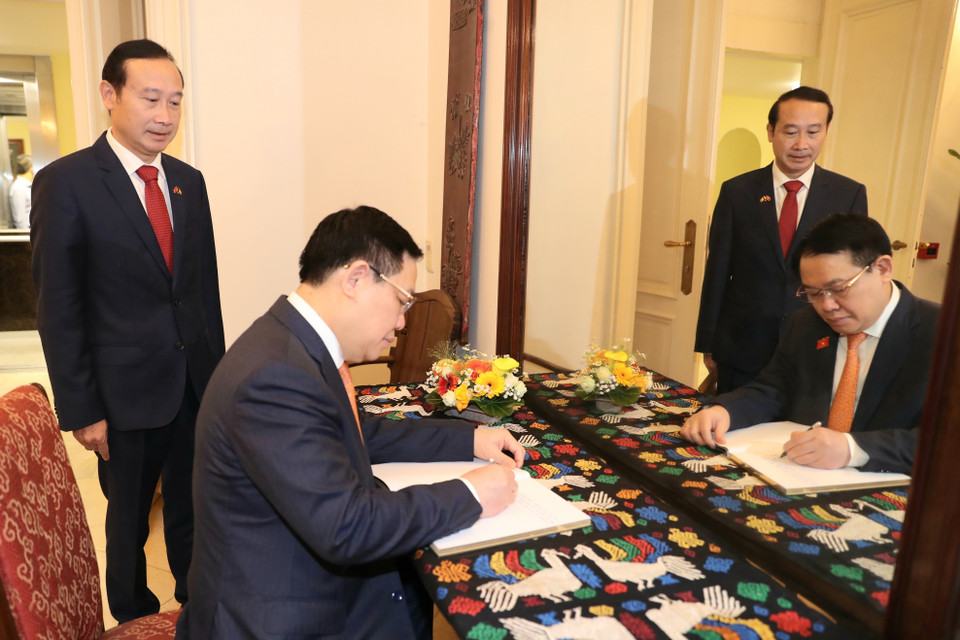 Chủ tịch Quốc hội Vương Đình Huệ viết lưu bút. (Ảnh: Doãn Tấn/TTXVN)