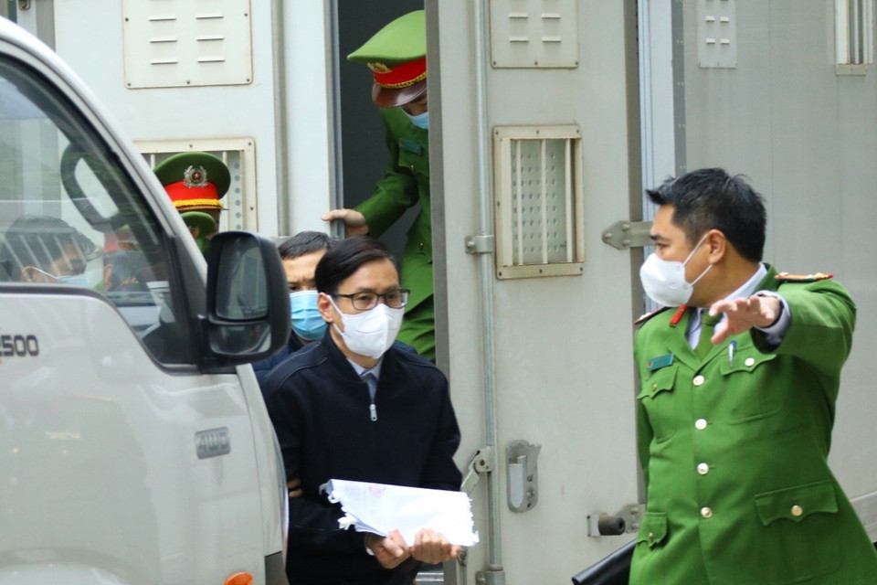 Cảnh sát dẫn giải bị cáo Nguyễn Văn Tứ (sinh năm 1965, cựu Chánh Văn phòng Thành ủy Hà Nội, cựu Giám đốc Sở Kế hoạch và Đầu tư thành phố Hà Nội) đến tòa. (Ảnh: TTXVN)