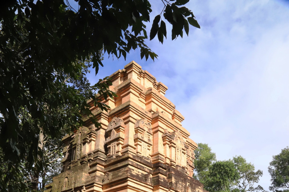 Khách tham quan khám phá tháp cổ Bình Thạnh. (Ảnh: Thanh Tân/TTXVN)