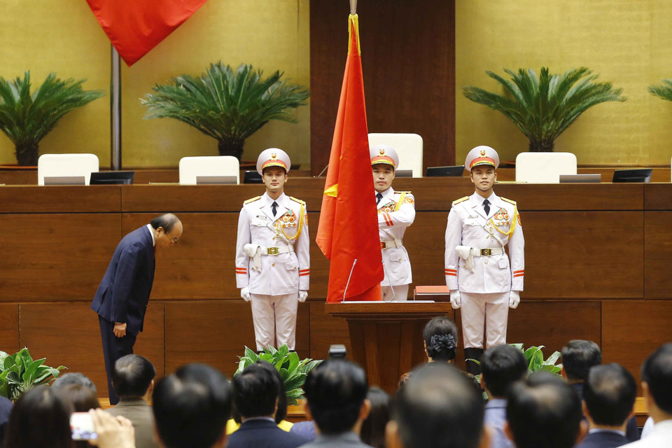 Chủ tịch nước Nguyễn Xuân Phúc thực nhiện nghi lễ tuyên thệ nhậm chức. (Ảnh: Doãn Tấn/TTXVN)