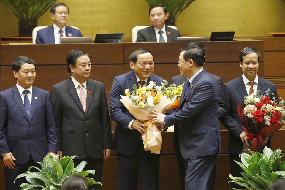 Chủ tịch Quốc hội Vương Đình Huệ tặng hoa chúc mừng Bộ trưởng Bộ Văn hóa, Thể Thao và Du lịch Nguyễn Văn Hùng. (Ảnh: Doãn Tấn/TTXVN)