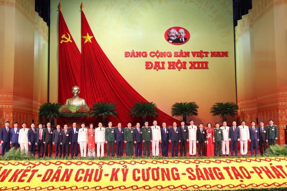 Thủ tướng Chính phủ Nguyễn Xuân Phúc chụp ảnh chung với Đoàn đại biểu Đảng bộ tỉnh Hưng Yên. (Ảnh: TTXVN)