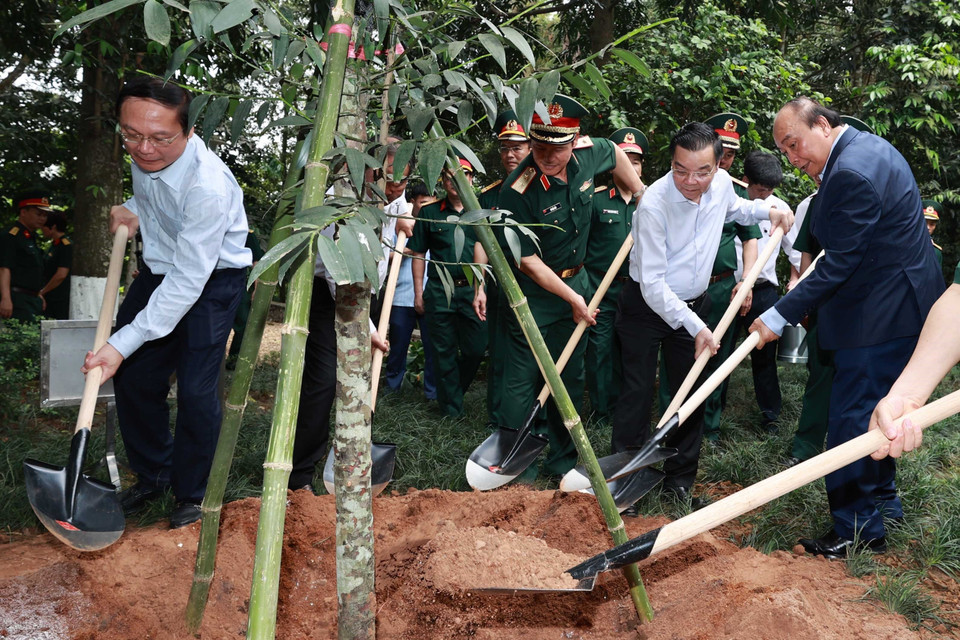 Chủ tịch nước Nguyễn Xuân Phúc cùng các đại biểu trồng cây tại Khu Di tích K9. (Ảnh: Thống Nhất/TTXVN)
