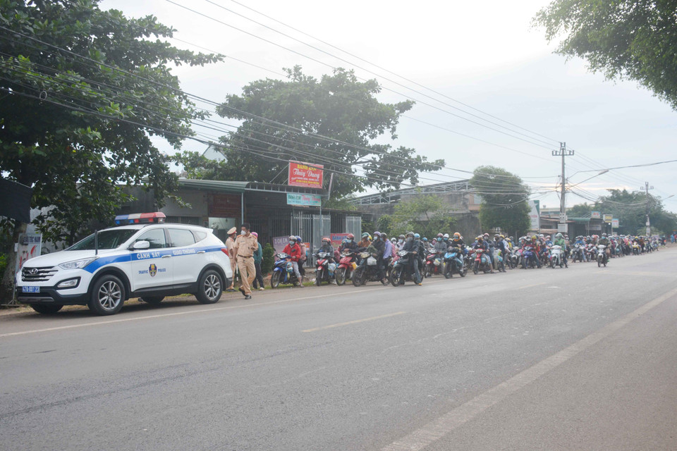 Lực lượng cảnh sát giao thông Đắk Lắk sắp xếp dẫn đường cho người dân đi qua địa bàn tỉnh. (Ảnh: Hoài Thu/TTXVN)