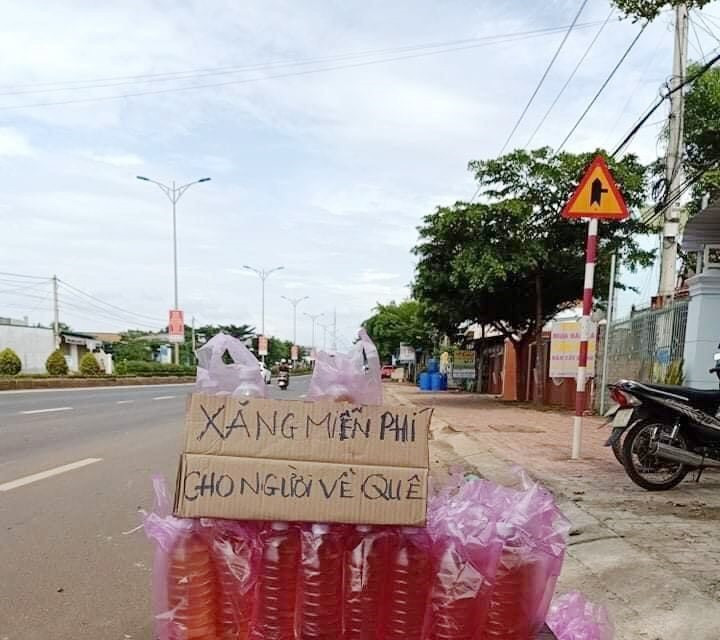 Một địa điểm tại thành phố Buôn Ma Thuột, tỉnh Đắk Lắk hỗ trợ xăng miễn phí cho người dân trên đường về quê. (Ảnh: TTXVN phát)