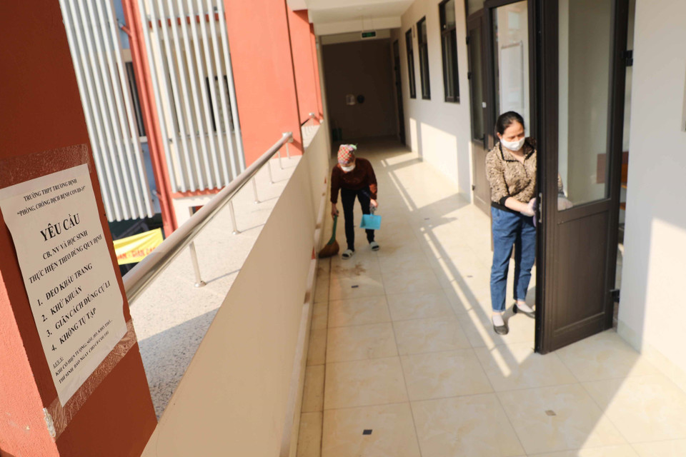 Trường THPT Trương Định, quận Hoàng Mai khẩn trương vệ sinh, khử khuẩn để đón học sinh tới trường. (Ảnh: Thanh Tùng/TTXVN)