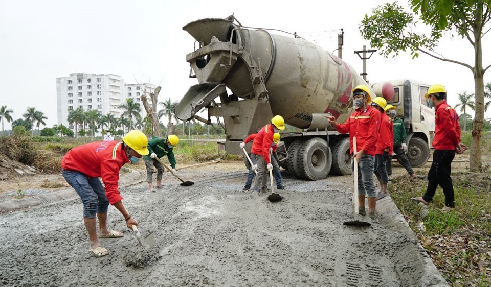 Đổ bêtông một số lối đi quanh Trung tâm thực hành thực nghiệm - Trường Đại học Sao Đỏ để đáp ứng yêu cầu vận chuyển trang thiết bị y tế và bệnh nhân COVID-19. (Ảnh: TTXVN phát)