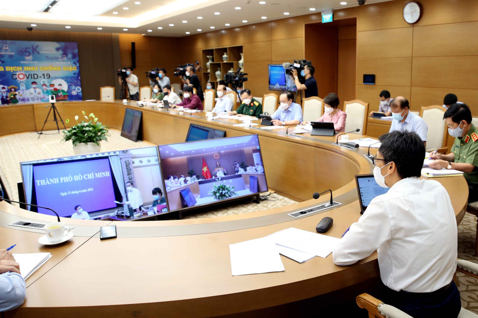 Phó Thủ tướng Vũ Đức Đam chỉ đạo công tác kiểm soát dịch COVID-19 tại các khu công nghiệp. (Ảnh: Phạm Kiên/TTXVN)