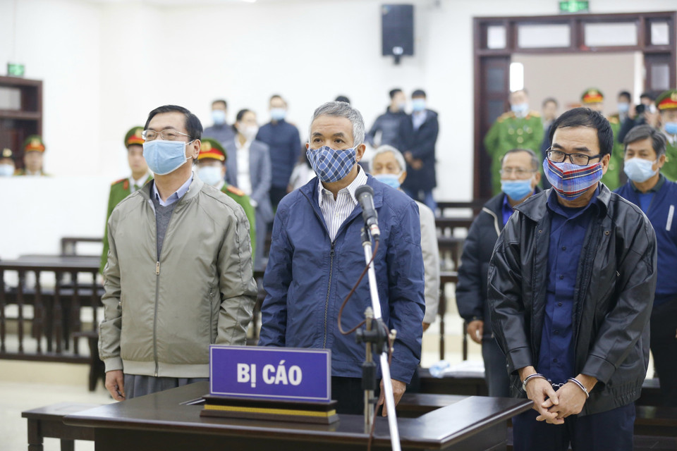 Bị cáo Vũ Huy Hoàng và đồng phạm tại phiên tòa. (Ảnh: Doãn Tấn/TTXVN)