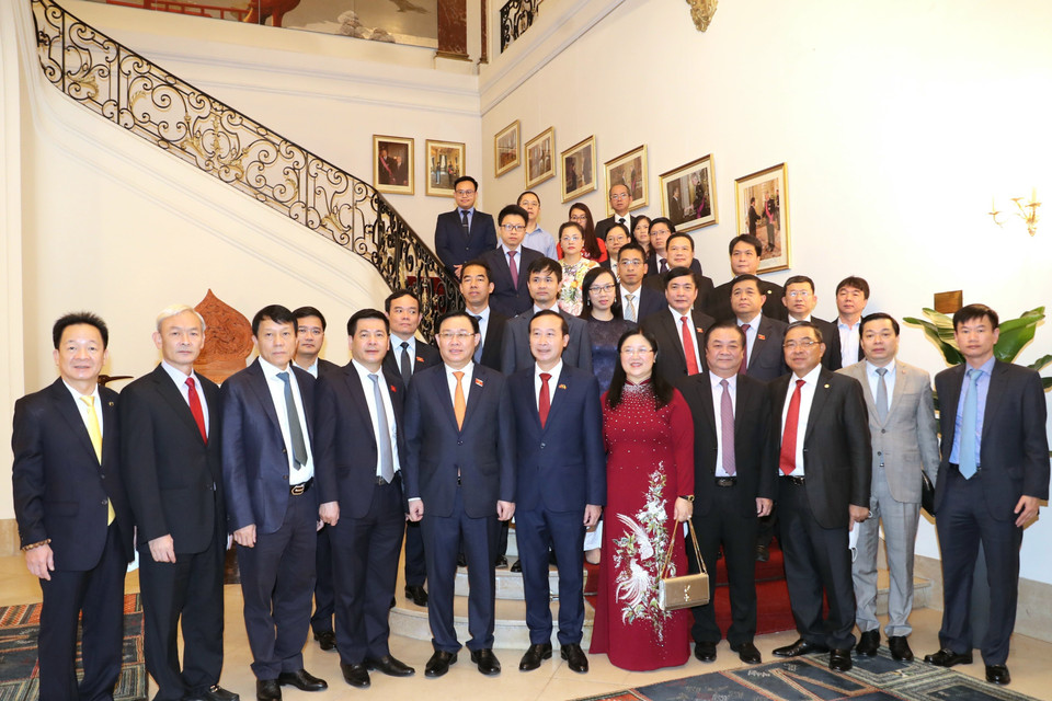 Chủ tịch Quốc hội Vương Đình Huệ với cán bộ Đại sứ quán Việt Nam tại Bỉ. (Ảnh: Doãn Tấn/TTXVN)