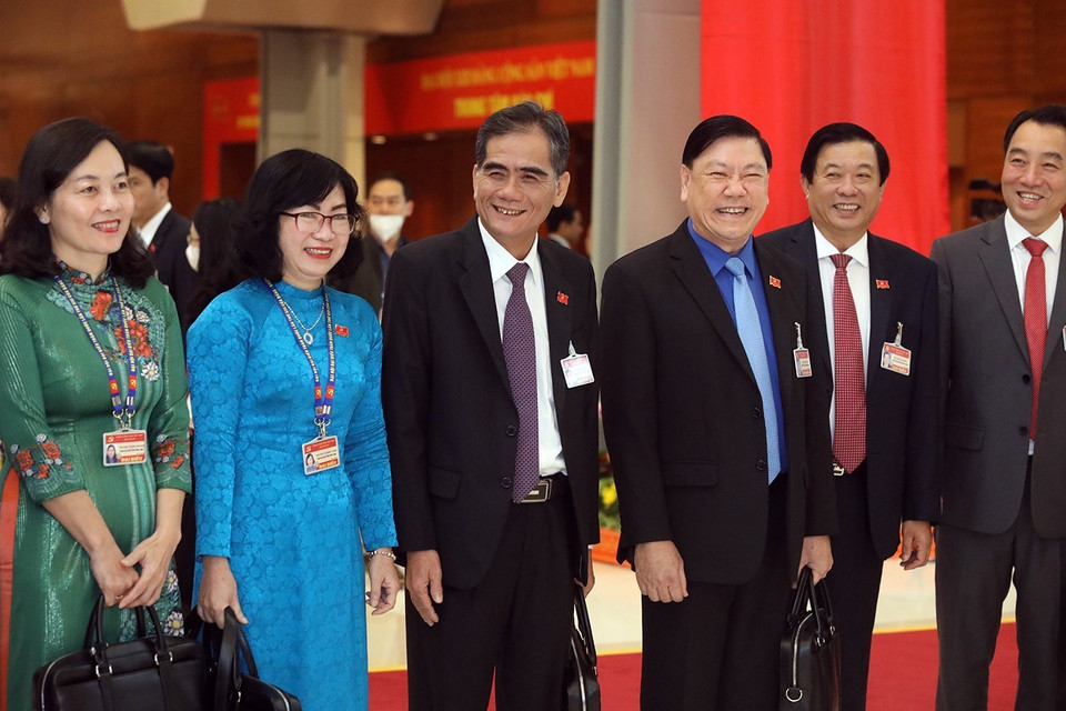 Các đại biểu trước khi bước vào phiên họp sáng 30/1. (Ảnh: TTXVN)