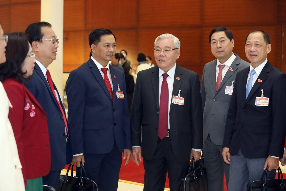 Đoàn đại biểu Đảng bộ tỉnh Sóc Trăng thảo luận trước khi bước vào phiên họp sáng 30/1. (Ảnh: TTXVN)