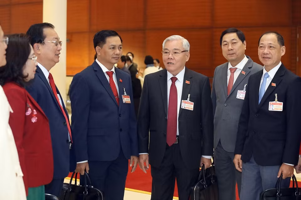 Đoàn đại biểu Đảng bộ tỉnh Sóc Trăng thảo luận trước khi bước vào phiên họp sáng 30/1. (Ảnh: TTXVN)