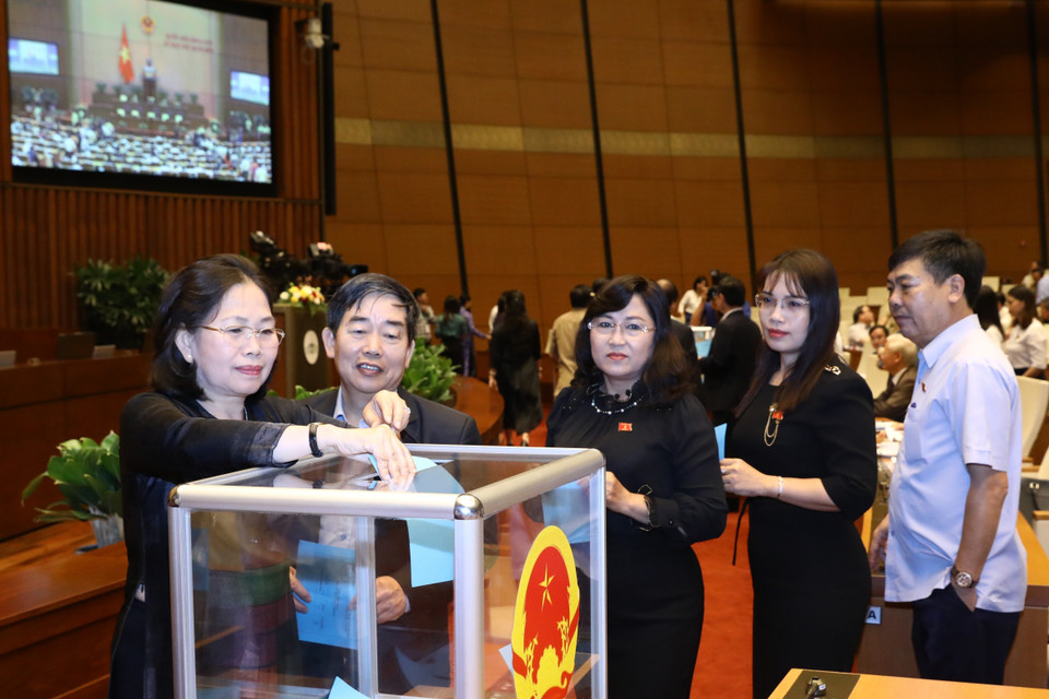 Các đại biểu Quốc hội bỏ phiếu miễn nhiệm Thủ tướng Chính phủ. (Ảnh: Văn Điệp/TTXVN)